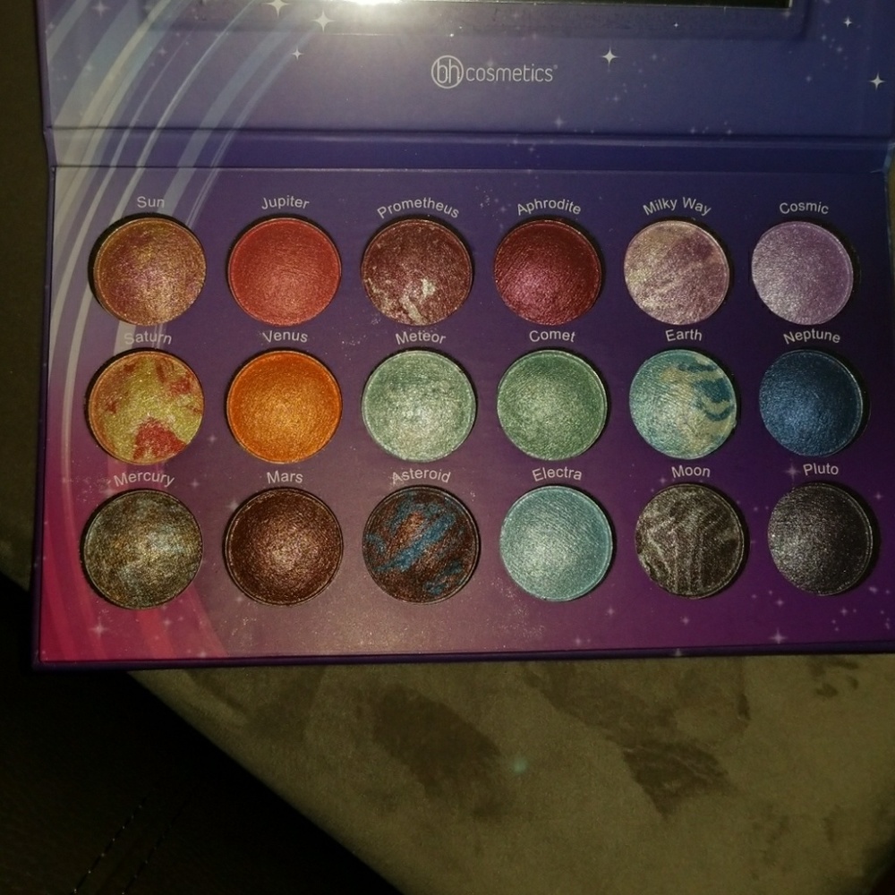 Nwt Galaxy Chic 18 color baked eyeshadow palette